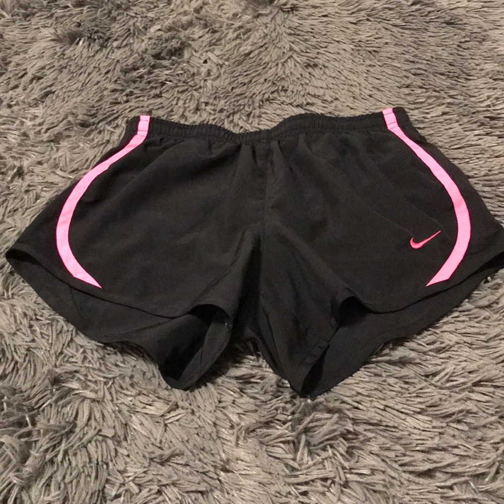 Girls Nike tempo run shorts